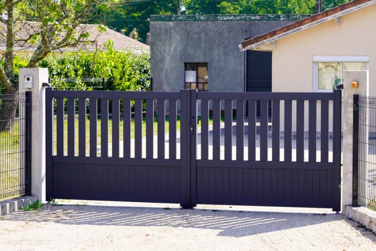 Installer un portail à Lens : quels matériaux choisir pour votre extérieur ?